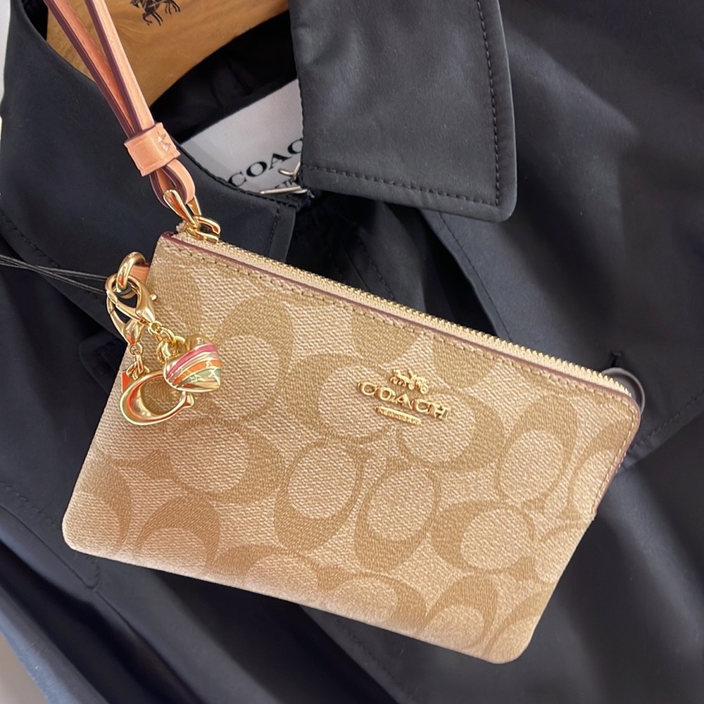 Coach Boxed Corner Zip Wristlet In Signature Canvas
Gold/Light Khaki/Faded Blush - Picture 16 of 16